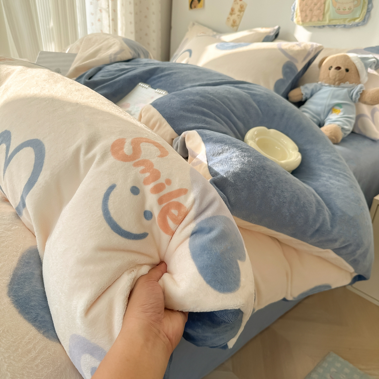 91家纺网 家纺一手货源 找家纺 韩巢家纺 2025新款双面高克重牛奶绒被套单件被罩 蜡笔心