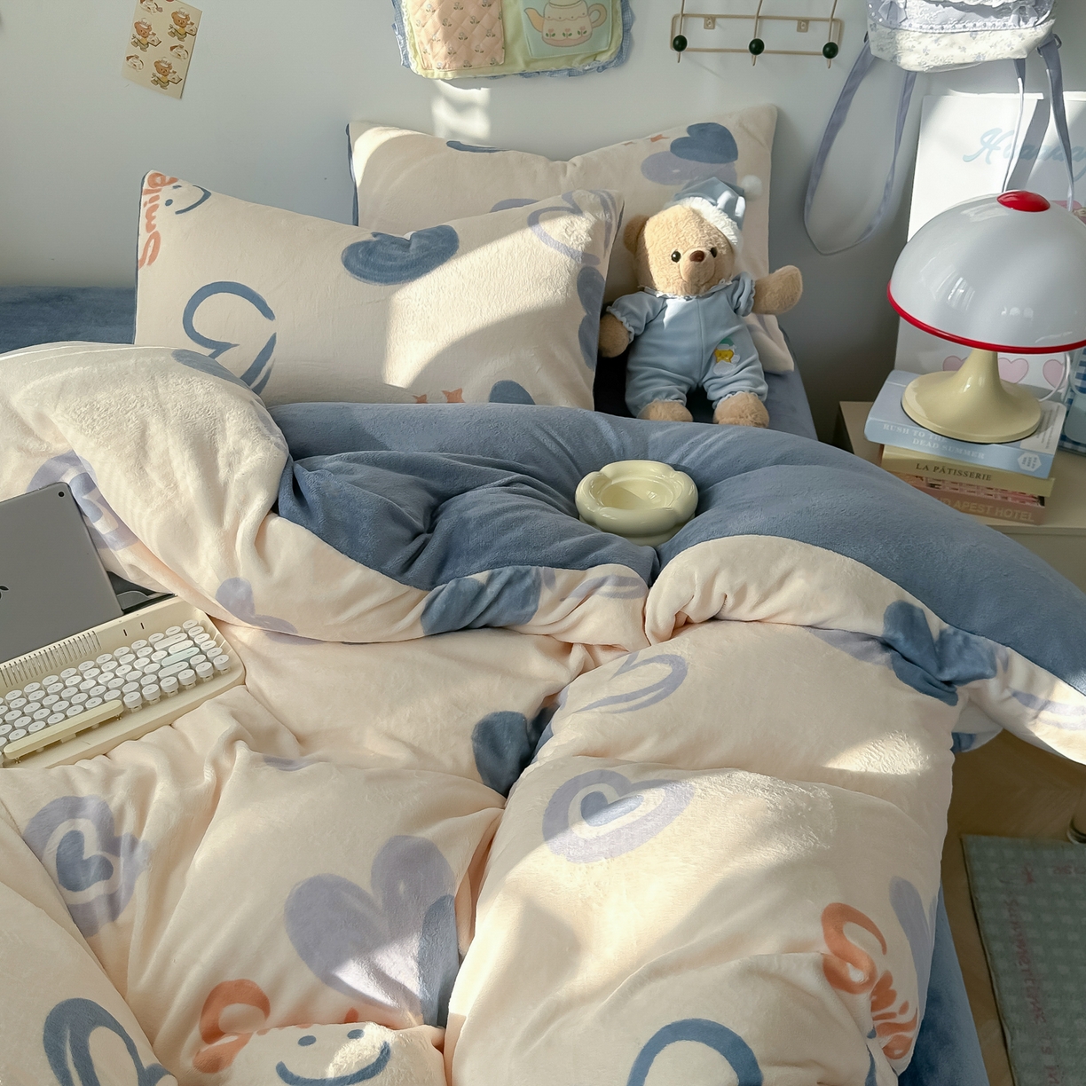 91家纺网 家纺一手货源 找家纺 韩巢家纺 2025新款双面高克重牛奶绒被套单件被罩 蜡笔心