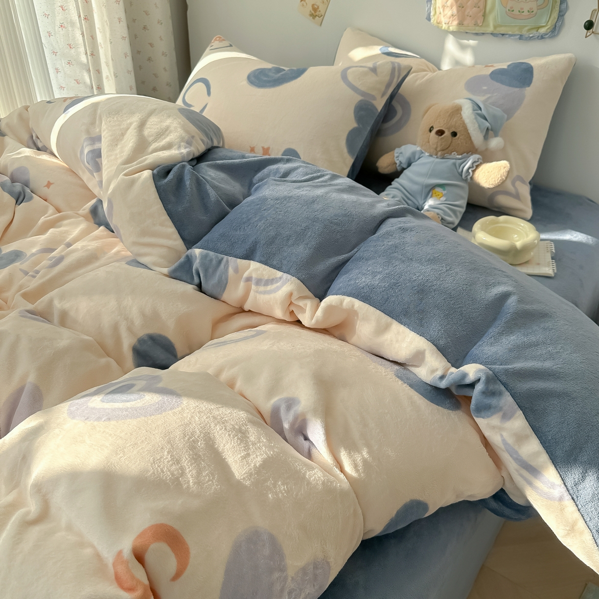 91家纺网 家纺一手货源 找家纺 韩巢家纺 2025新款双面高克重牛奶绒被套单件被罩 蜡笔心