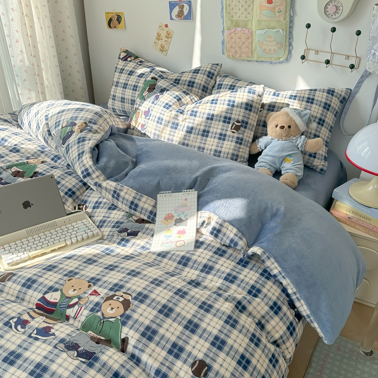 91家纺网 家纺一手货源 找家纺 韩巢家纺 2025新款双面高克重牛奶绒被套单件被罩 蓝格英伦熊