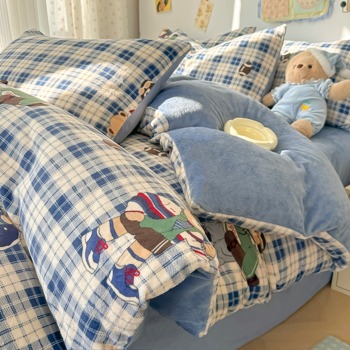 91家纺网 家纺一手货源 找家纺 韩巢家纺 2025新款双面高克重牛奶绒被套单件被罩 蓝格英伦熊