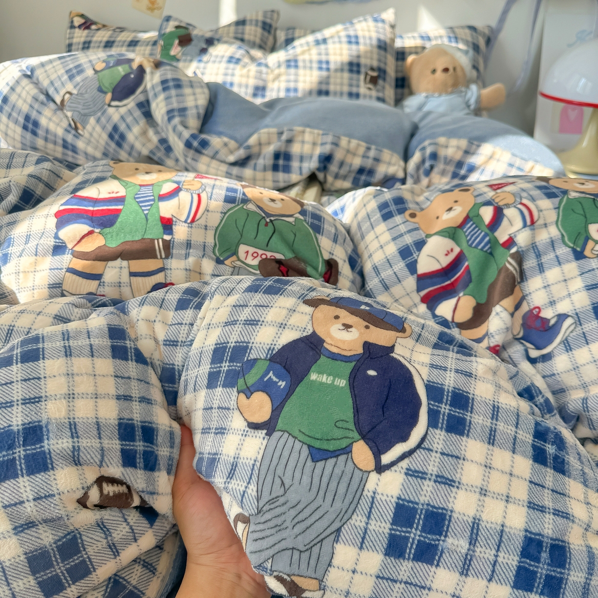 91家纺网 家纺一手货源 找家纺 韩巢家纺 2025新款双面高克重牛奶绒被套单件被罩 蓝格英伦熊