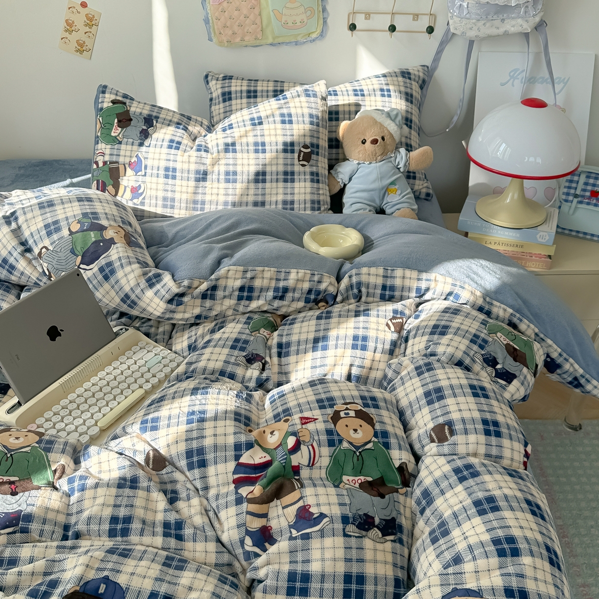 91家纺网 家纺一手货源 找家纺 韩巢家纺 2025新款双面高克重牛奶绒被套单件被罩 蓝格英伦熊