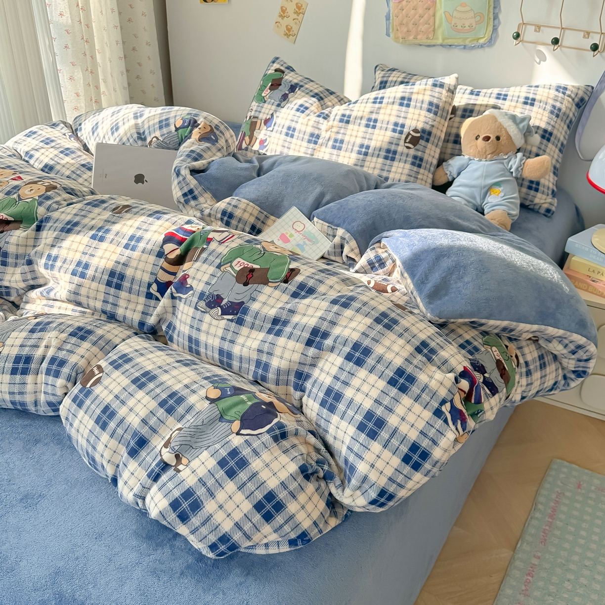 91家纺网 家纺一手货源 找家纺 韩巢家纺 2025新款双面高克重牛奶绒被套单件被罩 蓝格英伦熊