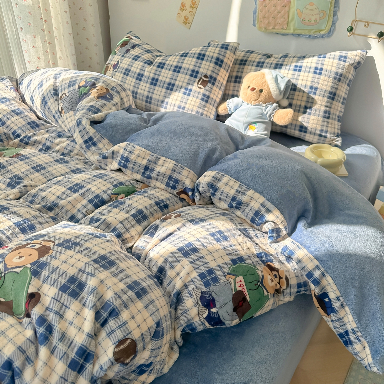 91家纺网 家纺一手货源 找家纺 韩巢家纺 2025新款双面高克重牛奶绒被套单件被罩 蓝格英伦熊