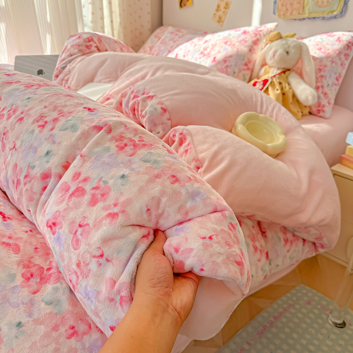 91家纺网 家纺一手货源 找家纺 韩巢家纺 2025新款双面高克重牛奶绒被套单件被罩 玫瑰粉黛