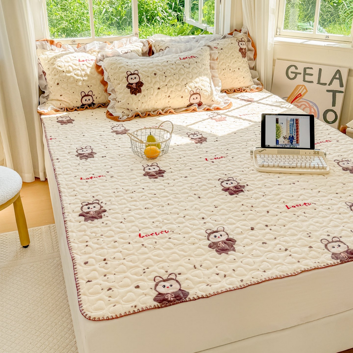 91家纺网 家纺一手货源 找家纺 禧缘家纺（原梦想家） 2025新款牛奶绒三角针绑带款夹棉床笠床单 布布乐园-绑带款