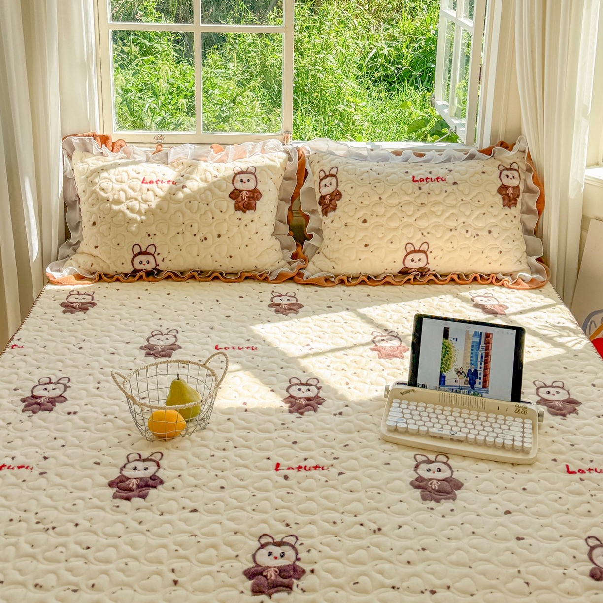 91家纺网 家纺一手货源 找家纺 禧缘家纺（原梦想家） 2025新款牛奶绒三角针绑带款夹棉床笠床单 布布乐园-绑带款