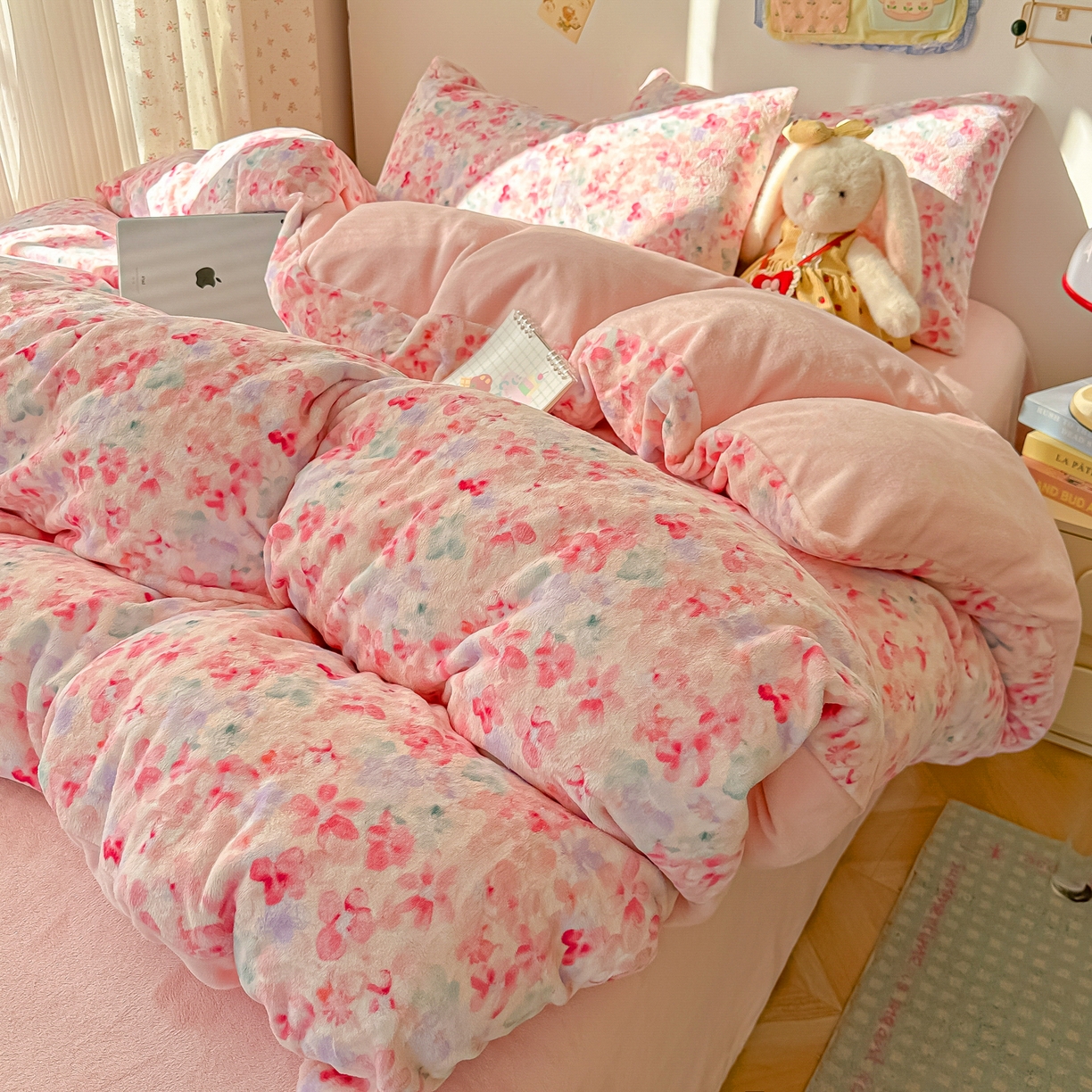 91家纺网 家纺一手货源 找家纺 韩巢家纺 2025新款双面高克重牛奶绒被套单件被罩 玫瑰粉黛