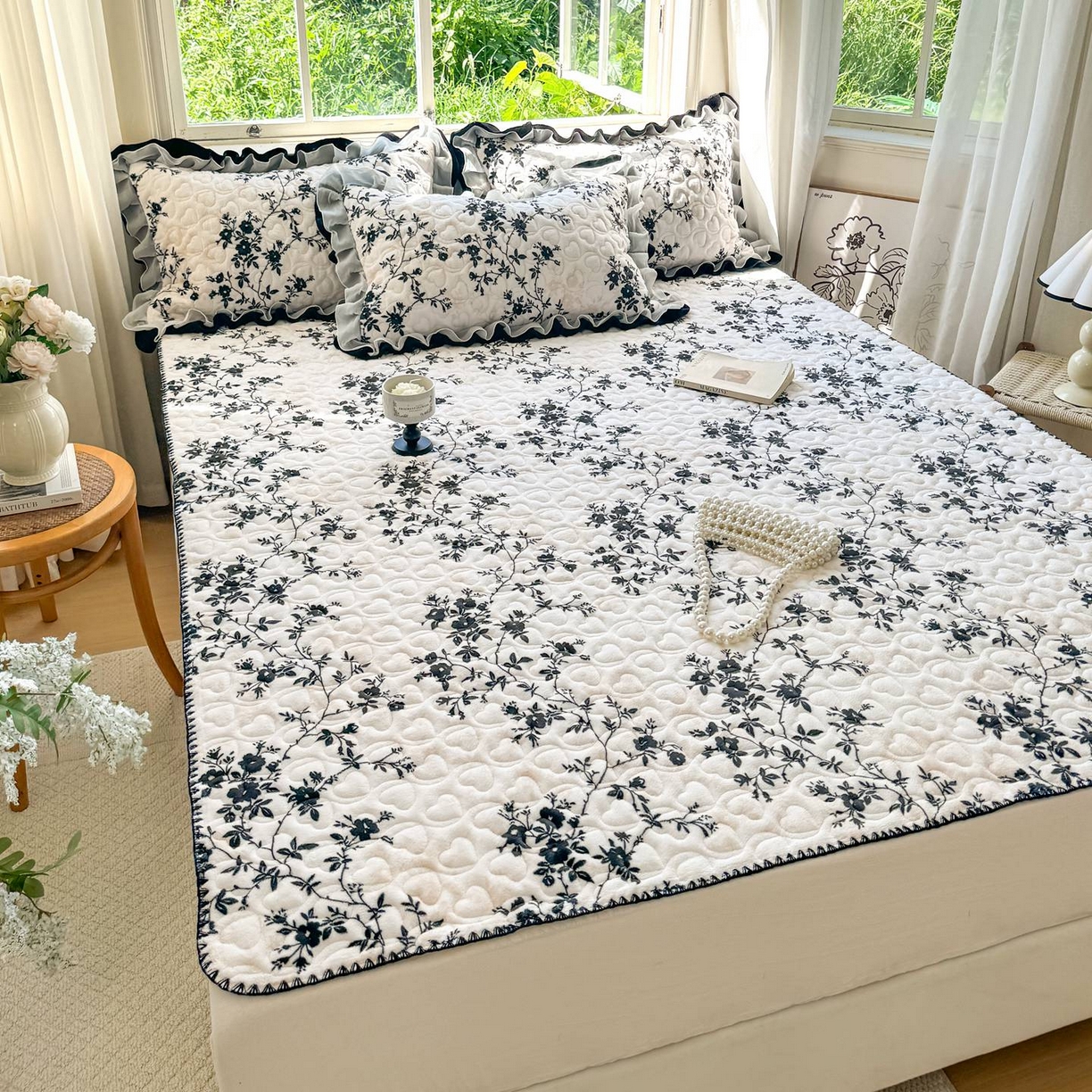 91家纺网 家纺一手货源 找家纺 禧缘家纺（原梦想家） 2025新款牛奶绒三角针绑带款夹棉床笠床单 步步生花-绑带款