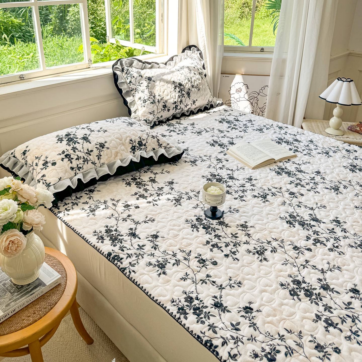 91家纺网 家纺一手货源 找家纺 禧缘家纺（原梦想家） 2025新款牛奶绒三角针绑带款夹棉床笠床单 步步生花-绑带款