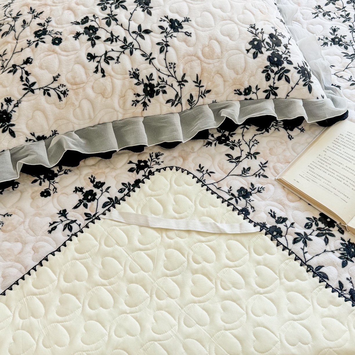 91家纺网 家纺一手货源 找家纺 禧缘家纺（原梦想家） 2025新款牛奶绒三角针绑带款夹棉床笠床单 步步生花-绑带款