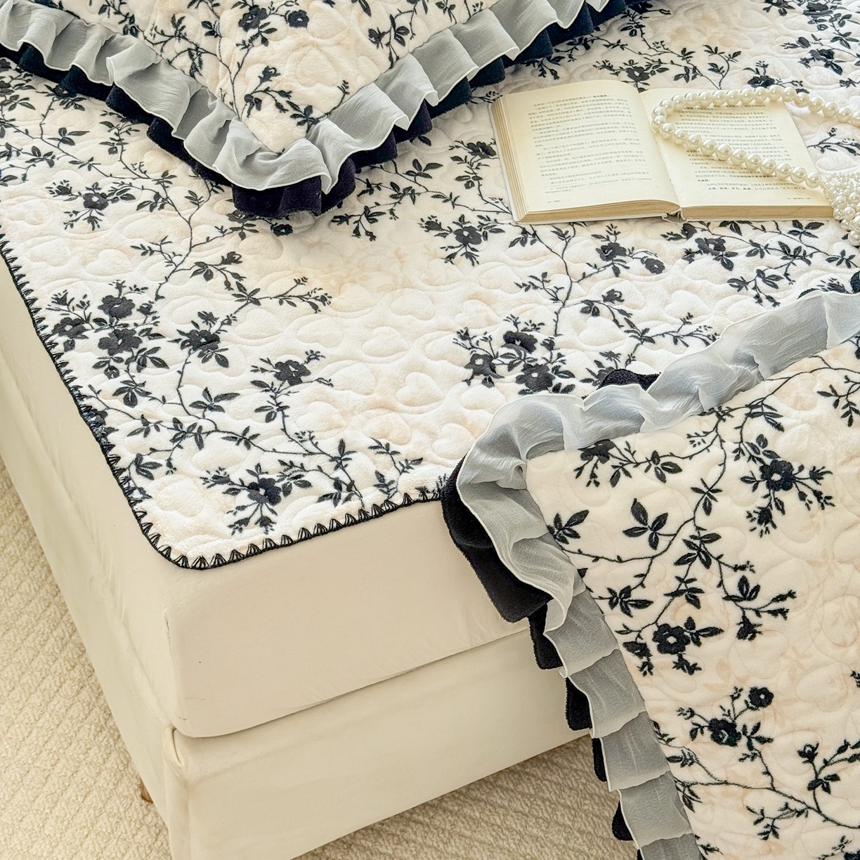 91家纺网 家纺一手货源 找家纺 禧缘家纺（原梦想家） 2025新款牛奶绒三角针绑带款夹棉床笠床单 步步生花-绑带款