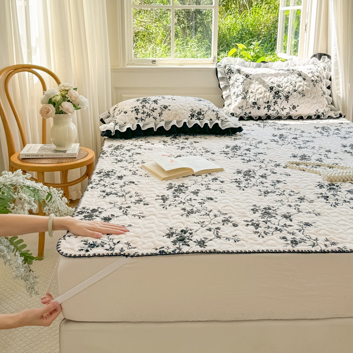 91家纺网 家纺一手货源 找家纺 禧缘家纺（原梦想家） 2025新款牛奶绒三角针绑带款夹棉床笠床单 步步生花-绑带款