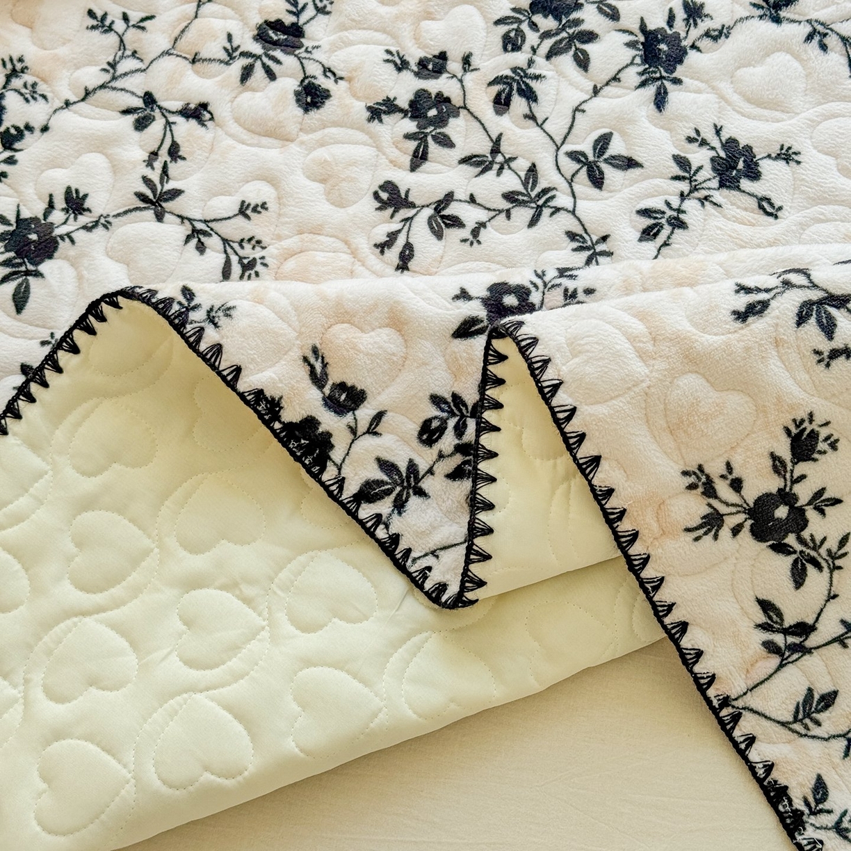 91家纺网 家纺一手货源 找家纺 禧缘家纺（原梦想家） 2025新款牛奶绒三角针绑带款夹棉床笠床单 步步生花-绑带款