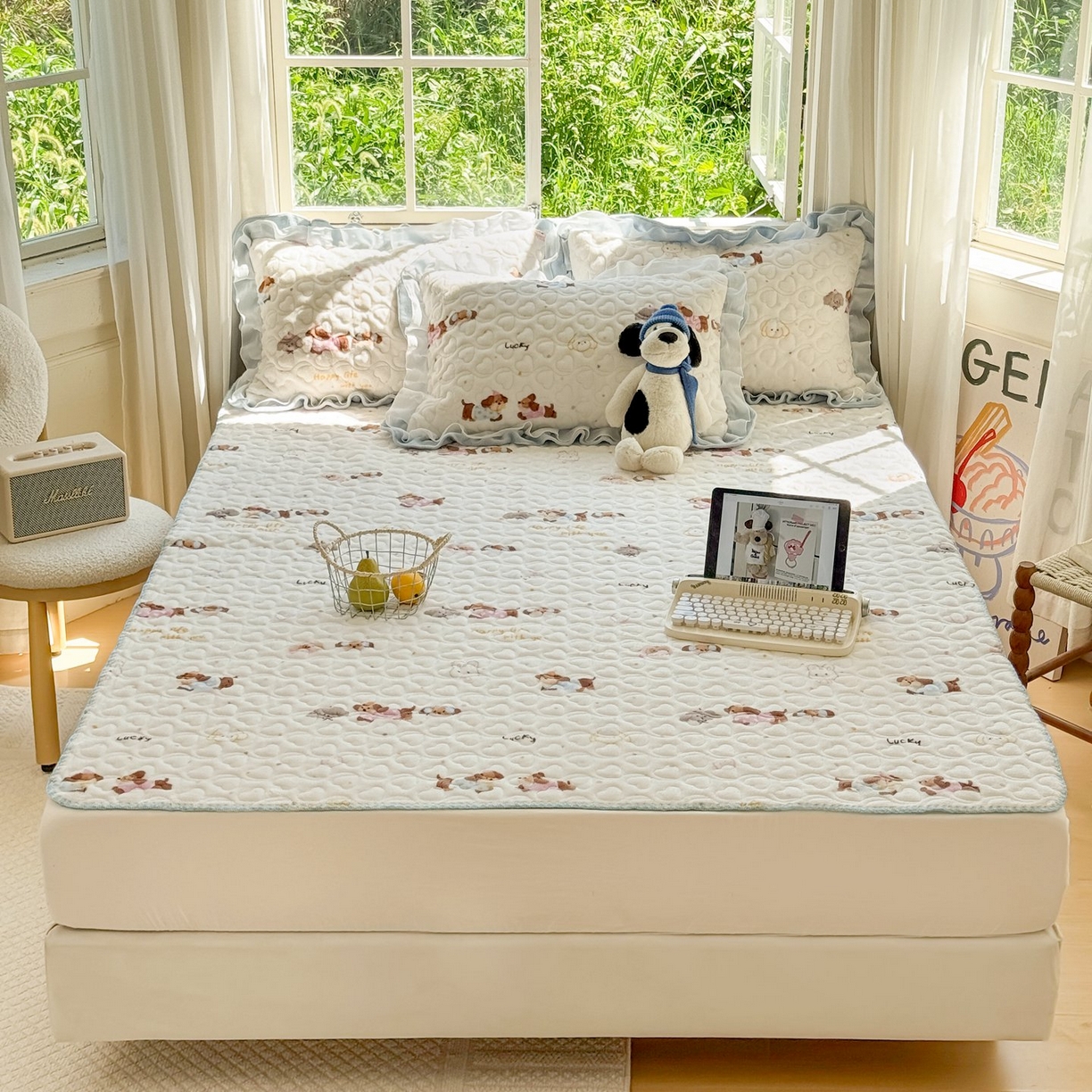 91家纺网 家纺一手货源 找家纺 禧缘家纺（原梦想家） 2025新款牛奶绒三角针绑带款夹棉床笠床单 狗狗岛屿-绑带款