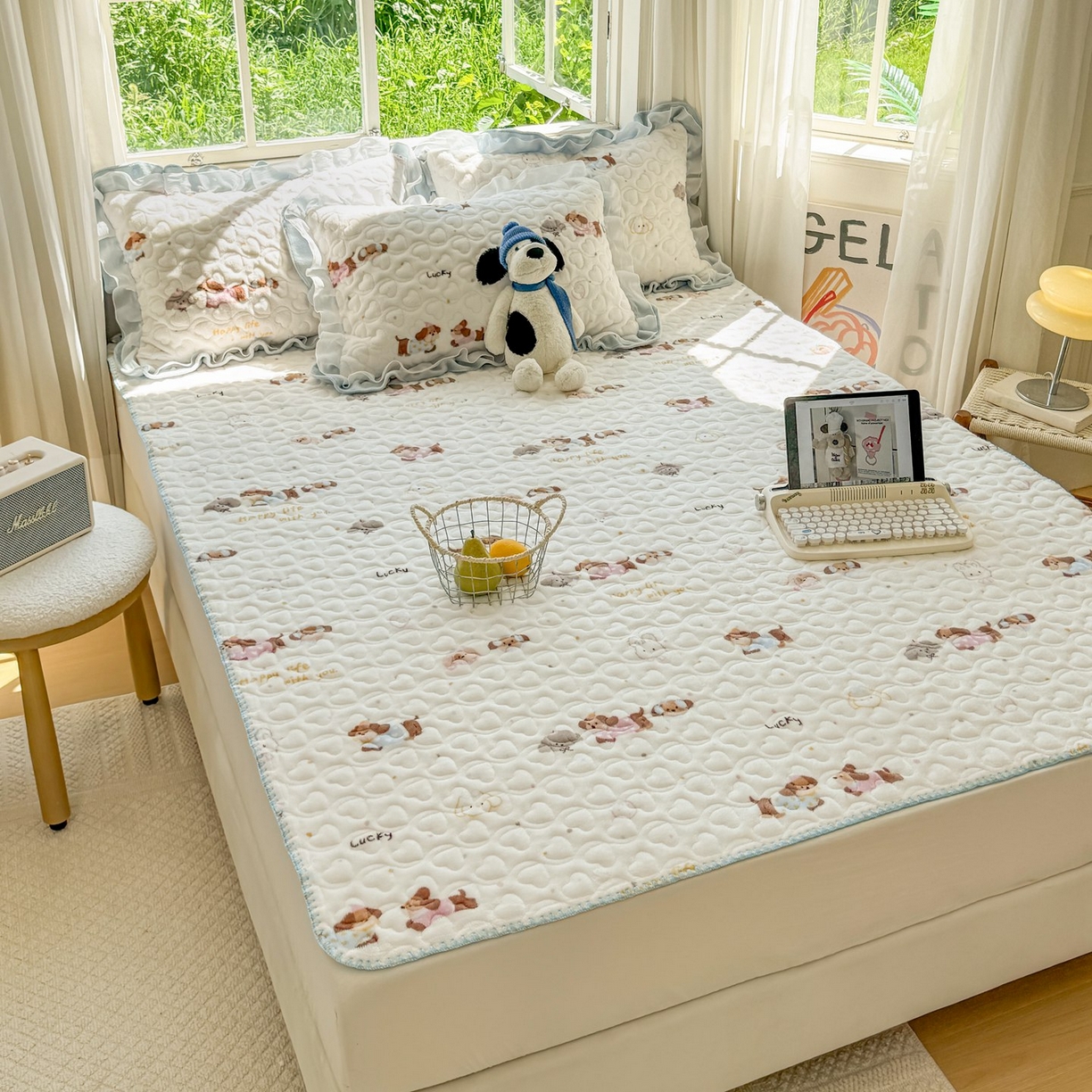 91家纺网 家纺一手货源 找家纺 禧缘家纺（原梦想家） 2025新款牛奶绒三角针绑带款夹棉床笠床单 狗狗岛屿-绑带款