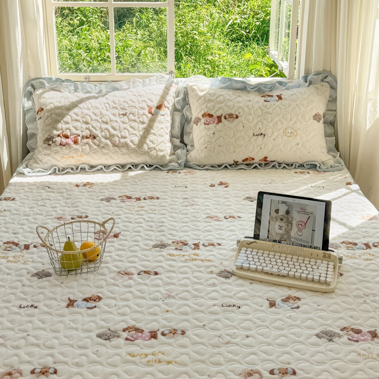 91家纺网 家纺一手货源 找家纺 禧缘家纺（原梦想家） 2025新款牛奶绒三角针绑带款夹棉床笠床单 狗狗岛屿-绑带款