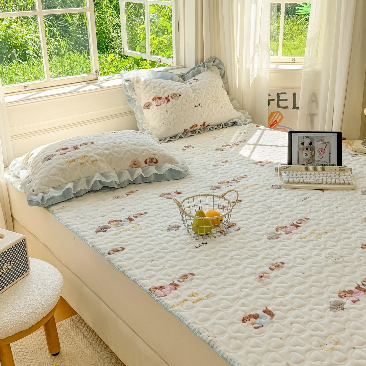 91家纺网 家纺一手货源 找家纺 禧缘家纺（原梦想家） 2025新款牛奶绒三角针绑带款夹棉床笠床单 狗狗岛屿-绑带款