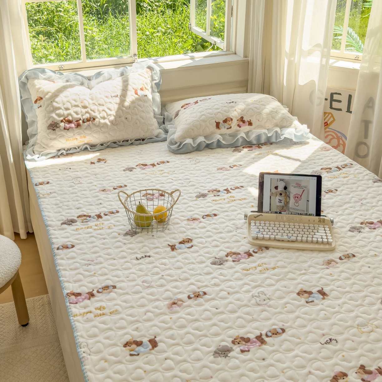 91家纺网 家纺一手货源 找家纺 禧缘家纺（原梦想家） 2025新款牛奶绒三角针绑带款夹棉床笠床单 狗狗岛屿-绑带款