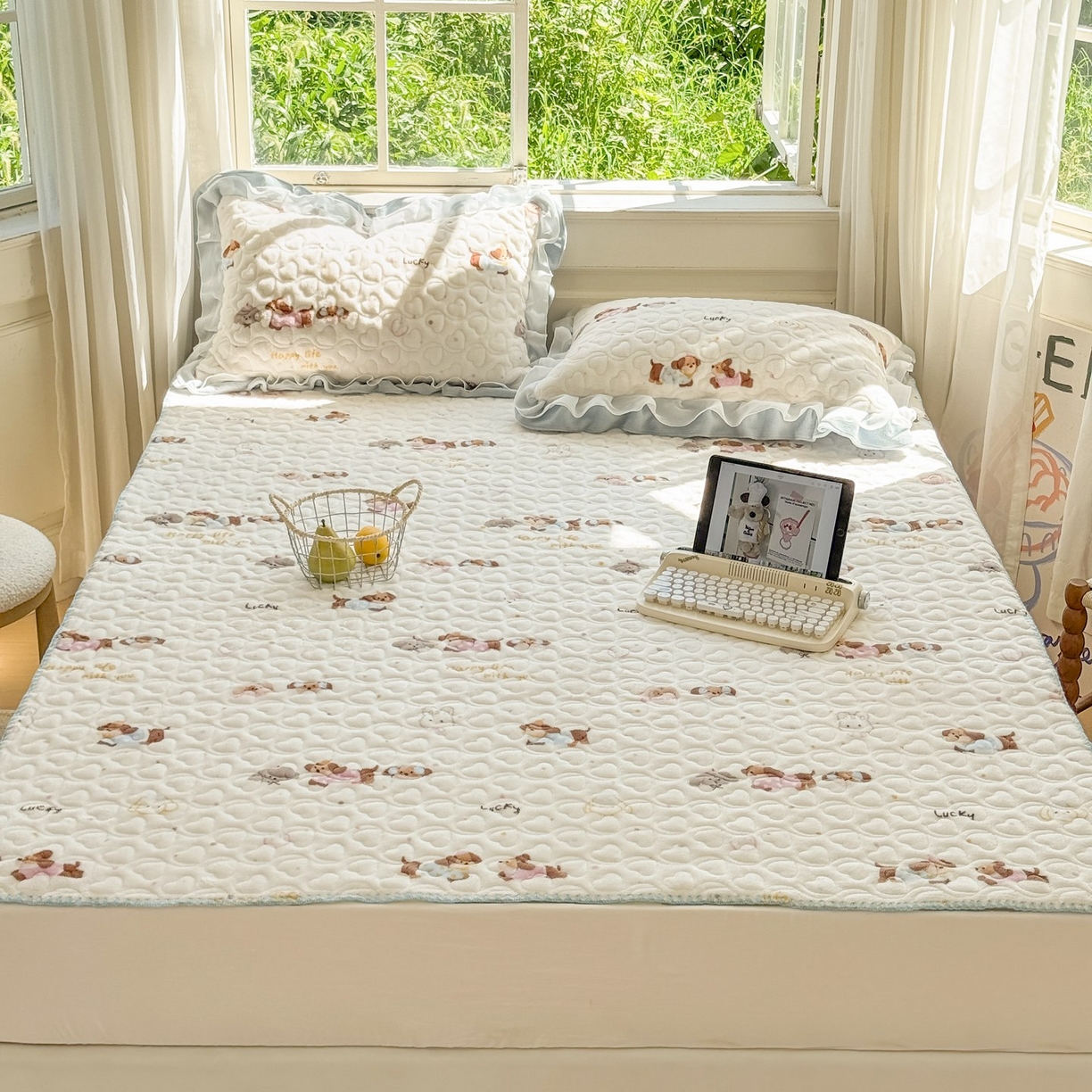 91家纺网 家纺一手货源 找家纺 禧缘家纺（原梦想家） 2025新款牛奶绒三角针绑带款夹棉床笠床单 狗狗岛屿-绑带款