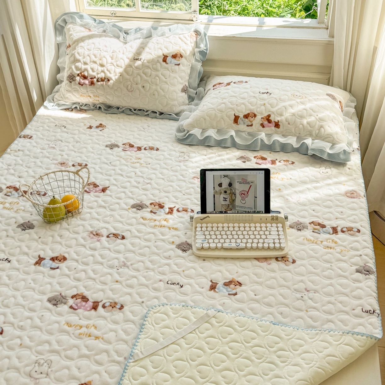 91家纺网 家纺一手货源 找家纺 禧缘家纺（原梦想家） 2025新款牛奶绒三角针绑带款夹棉床笠床单 狗狗岛屿-绑带款