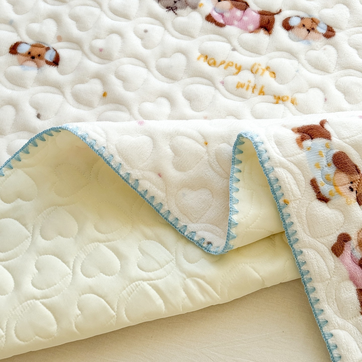 91家纺网 家纺一手货源 找家纺 禧缘家纺（原梦想家） 2025新款牛奶绒三角针绑带款夹棉床笠床单 狗狗岛屿-绑带款