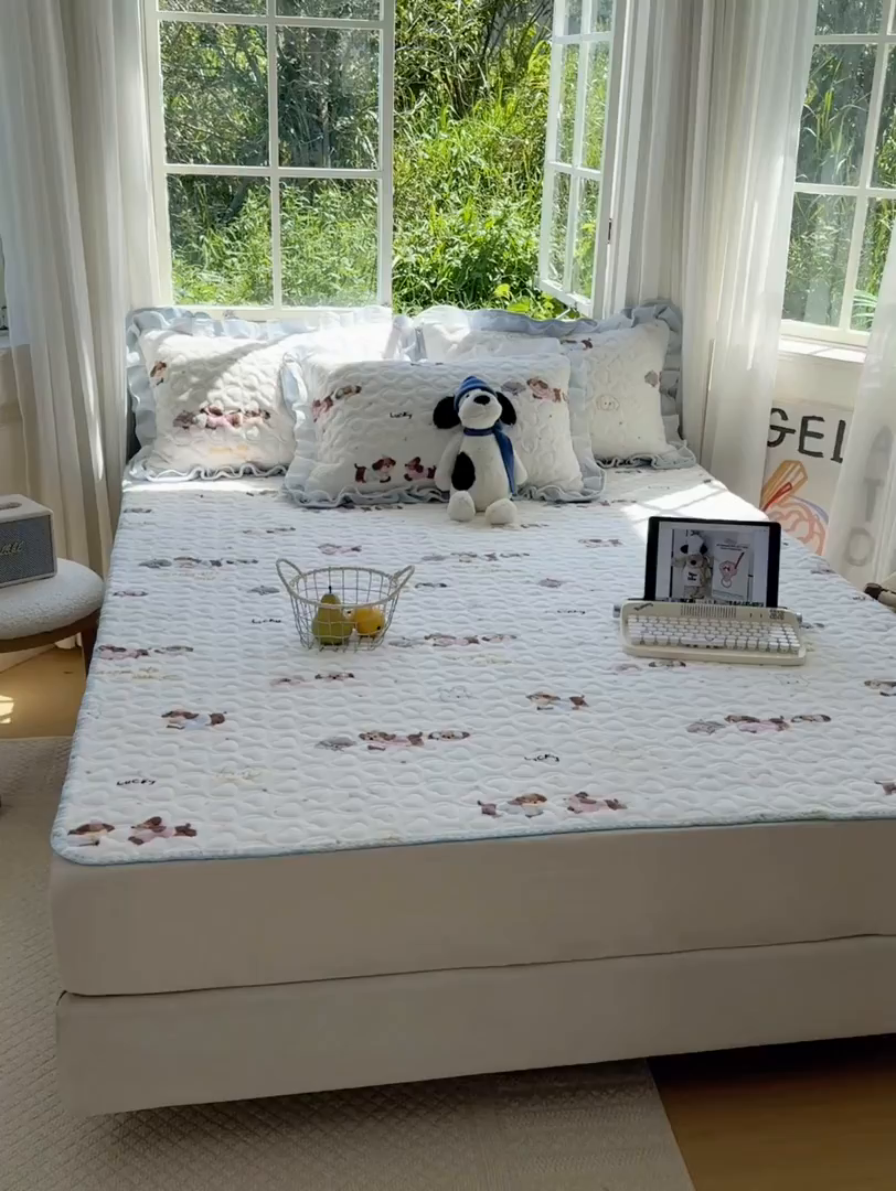 91家纺网 家纺一手货源 找家纺 禧缘家纺（原梦想家） 2025新款牛奶绒三角针绑带款夹棉床笠床单 狗狗岛屿-绑带款