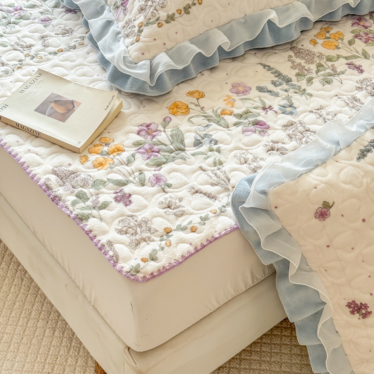 91家纺网 家纺一手货源 找家纺 禧缘家纺（原梦想家） 2025新款牛奶绒三角针绑带款夹棉床笠床单 蓝铃风语-绑带款