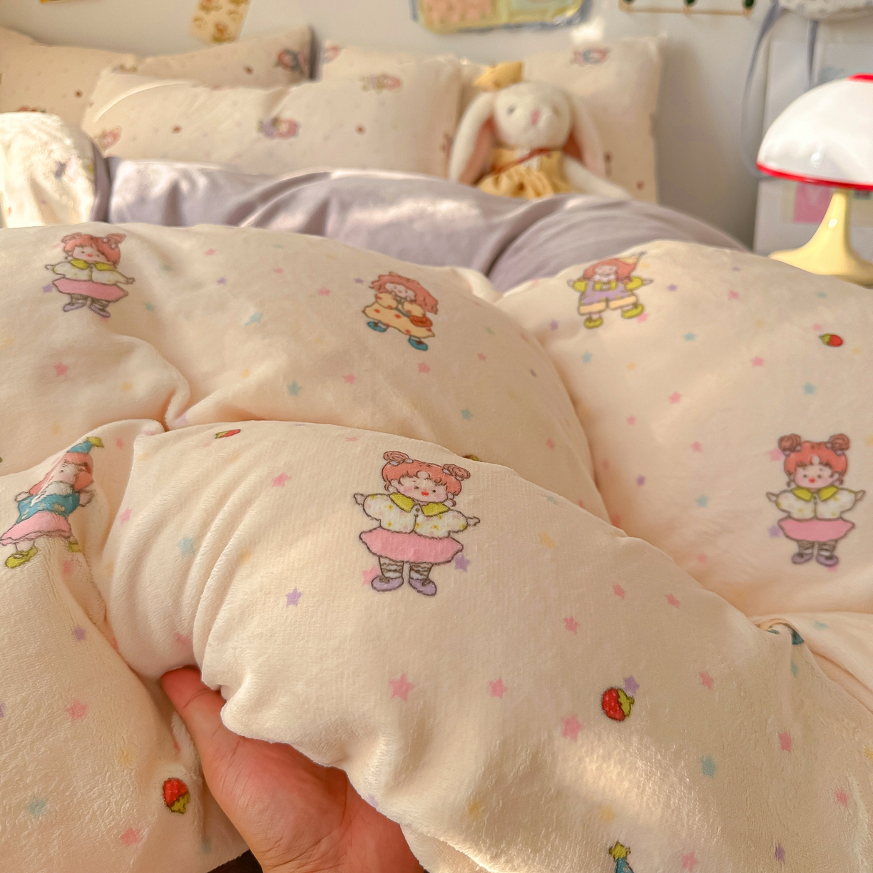 91家纺网 家纺一手货源 找家纺 韩巢家纺 2025新款双面高克重牛奶绒被套单件被罩 奶糖少女