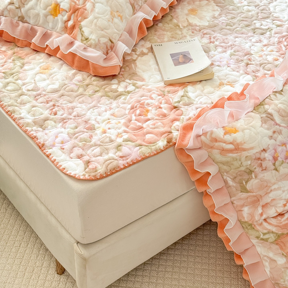 91家纺网 家纺一手货源 找家纺 禧缘家纺（原梦想家） 2025新款牛奶绒三角针绑带款夹棉床笠床单 浪漫花开-绑带款