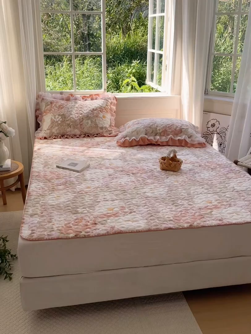 91家纺网 家纺一手货源 找家纺 禧缘家纺（原梦想家） 2025新款牛奶绒三角针绑带款夹棉床笠床单 浪漫花开-绑带款