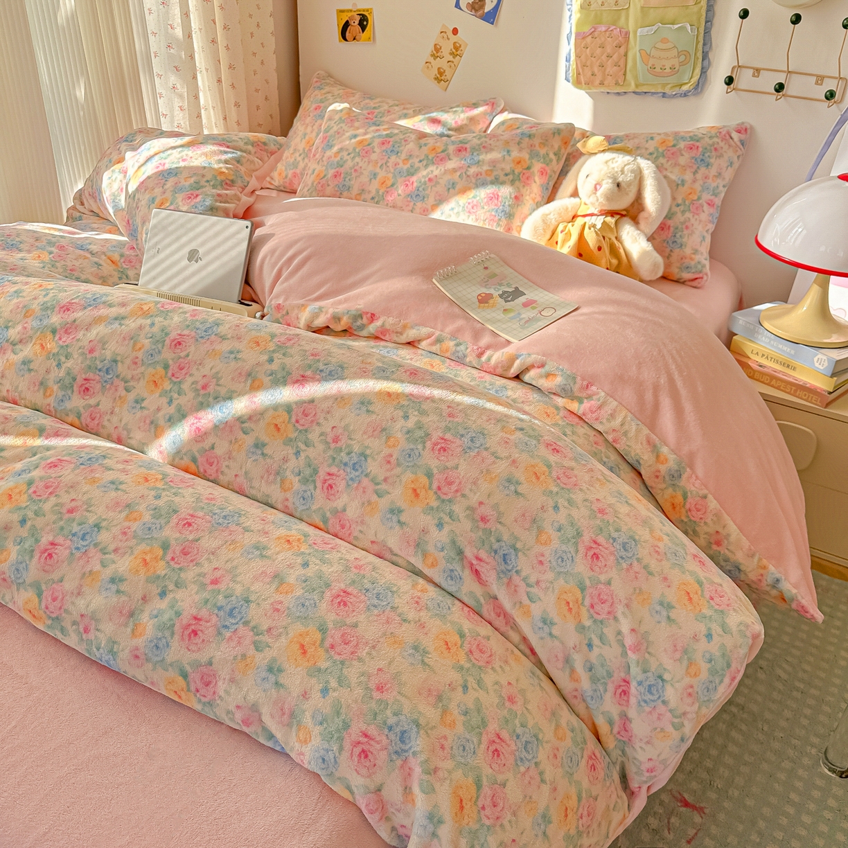 91家纺网 家纺一手货源 找家纺 韩巢家纺 2025新款双面高克重牛奶绒被套单件被罩 蔷薇语