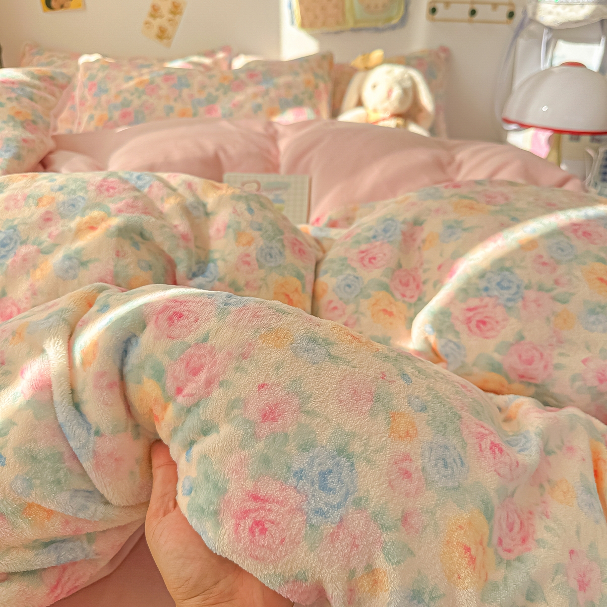 91家纺网 家纺一手货源 找家纺 韩巢家纺 2025新款双面高克重牛奶绒被套单件被罩 蔷薇语