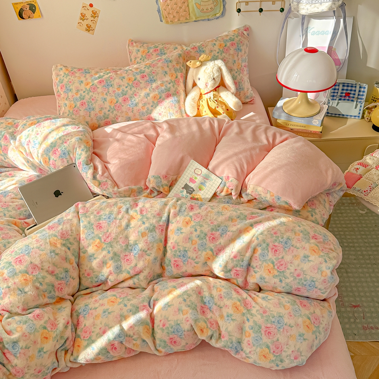 91家纺网 家纺一手货源 找家纺 韩巢家纺 2025新款双面高克重牛奶绒被套单件被罩 蔷薇语