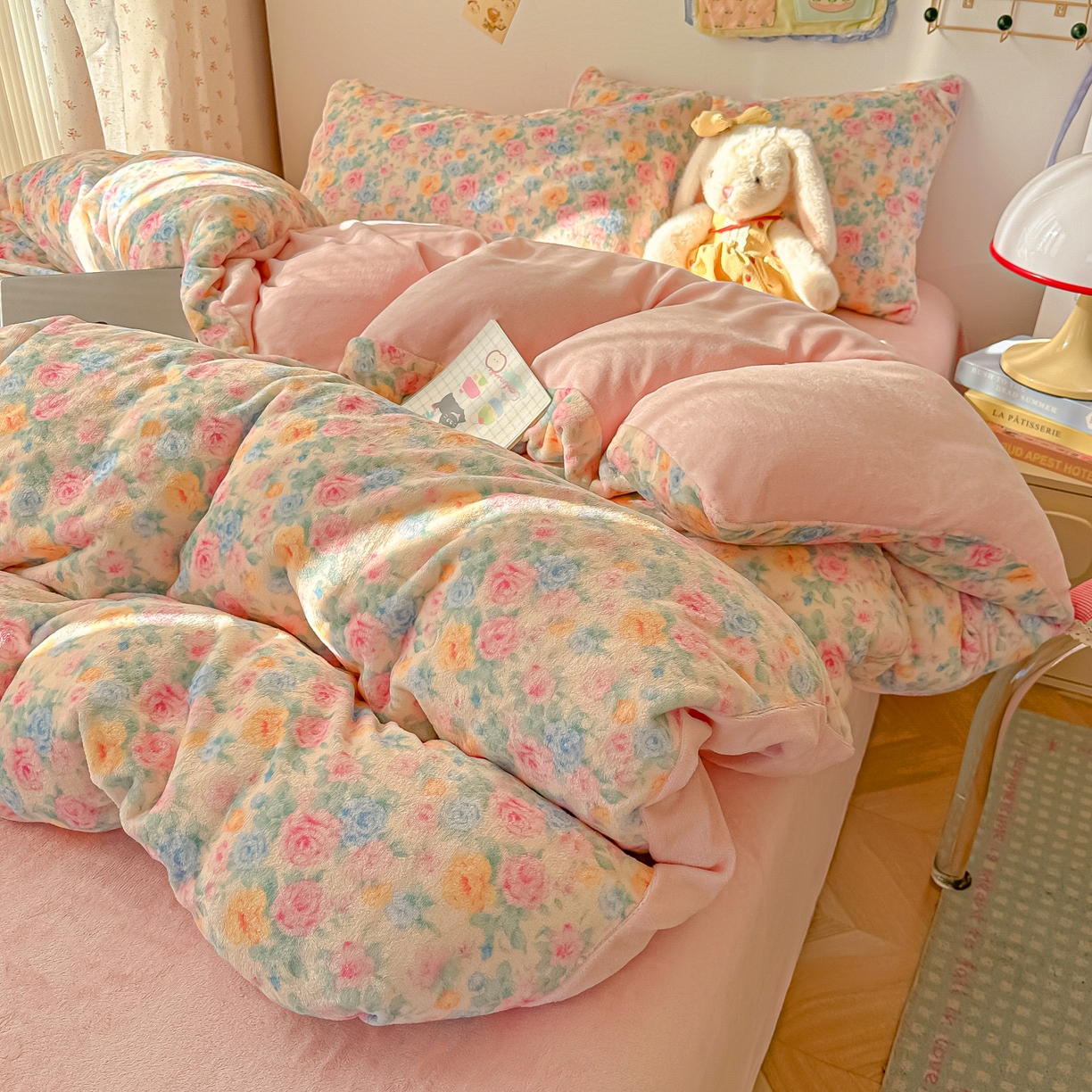 91家纺网 家纺一手货源 找家纺 韩巢家纺 2025新款双面高克重牛奶绒被套单件被罩 蔷薇语