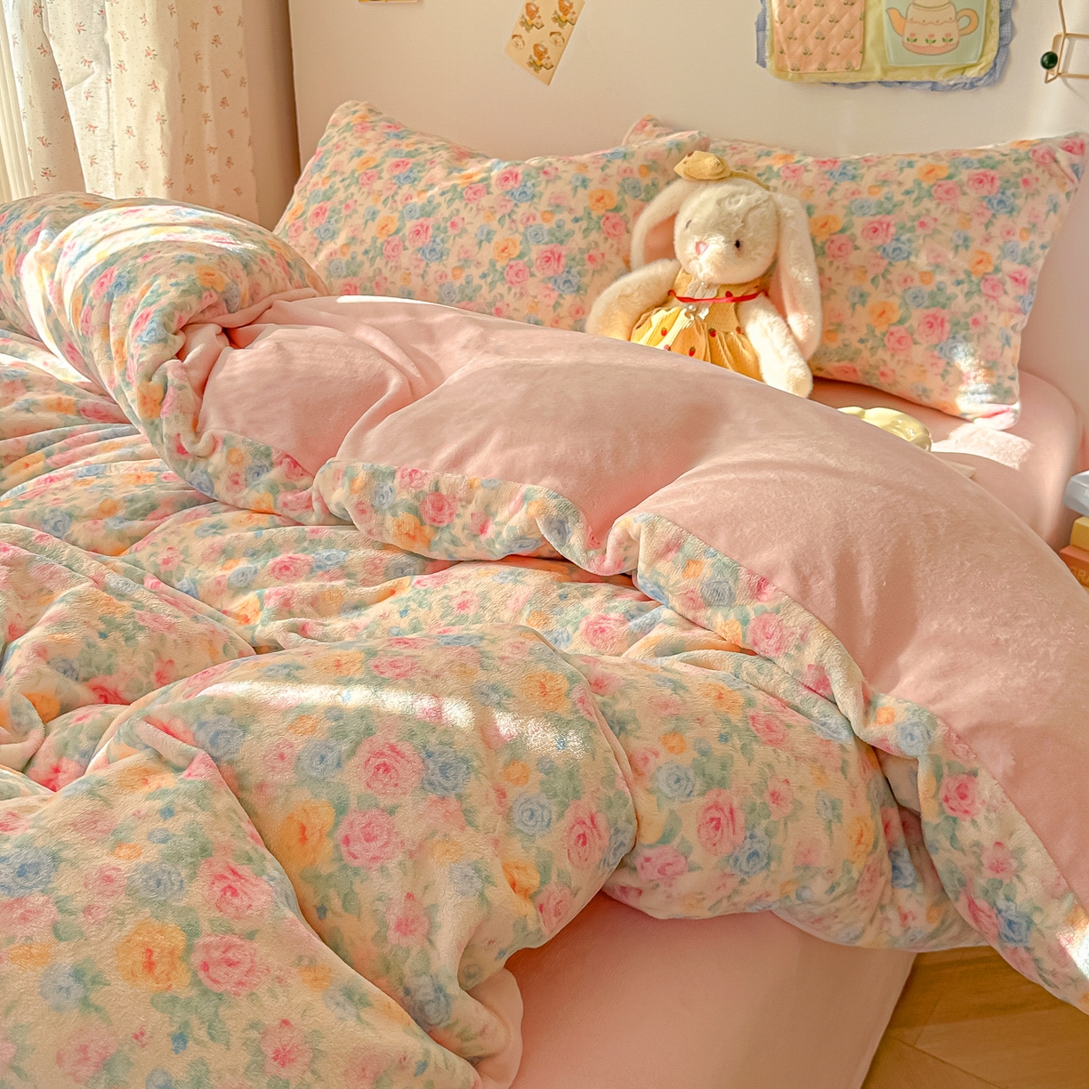 91家纺网 家纺一手货源 找家纺 韩巢家纺 2025新款双面高克重牛奶绒被套单件被罩 蔷薇语