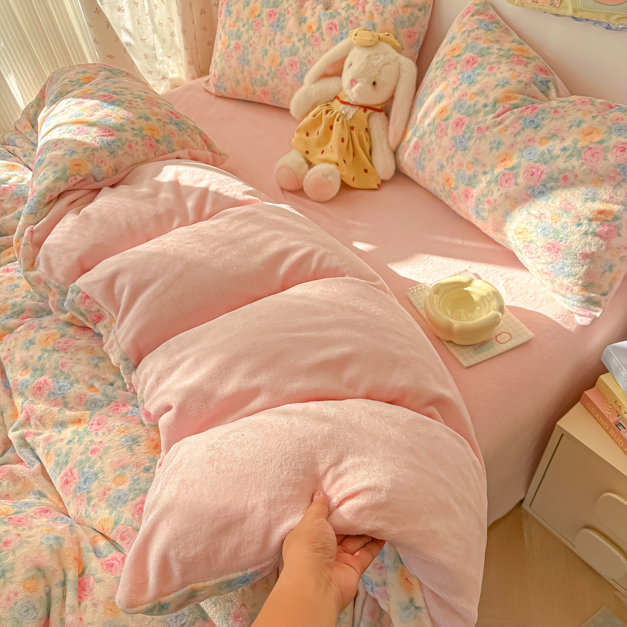 91家纺网 家纺一手货源 找家纺 韩巢家纺 2025新款双面高克重牛奶绒被套单件被罩 蔷薇语