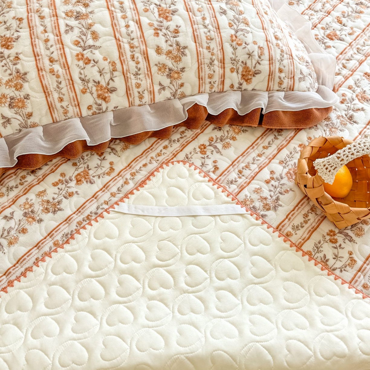 91家纺网 家纺一手货源 找家纺 禧缘家纺（原梦想家） 2025新款牛奶绒三角针绑带款夹棉床笠床单 落日云舒-绑带款