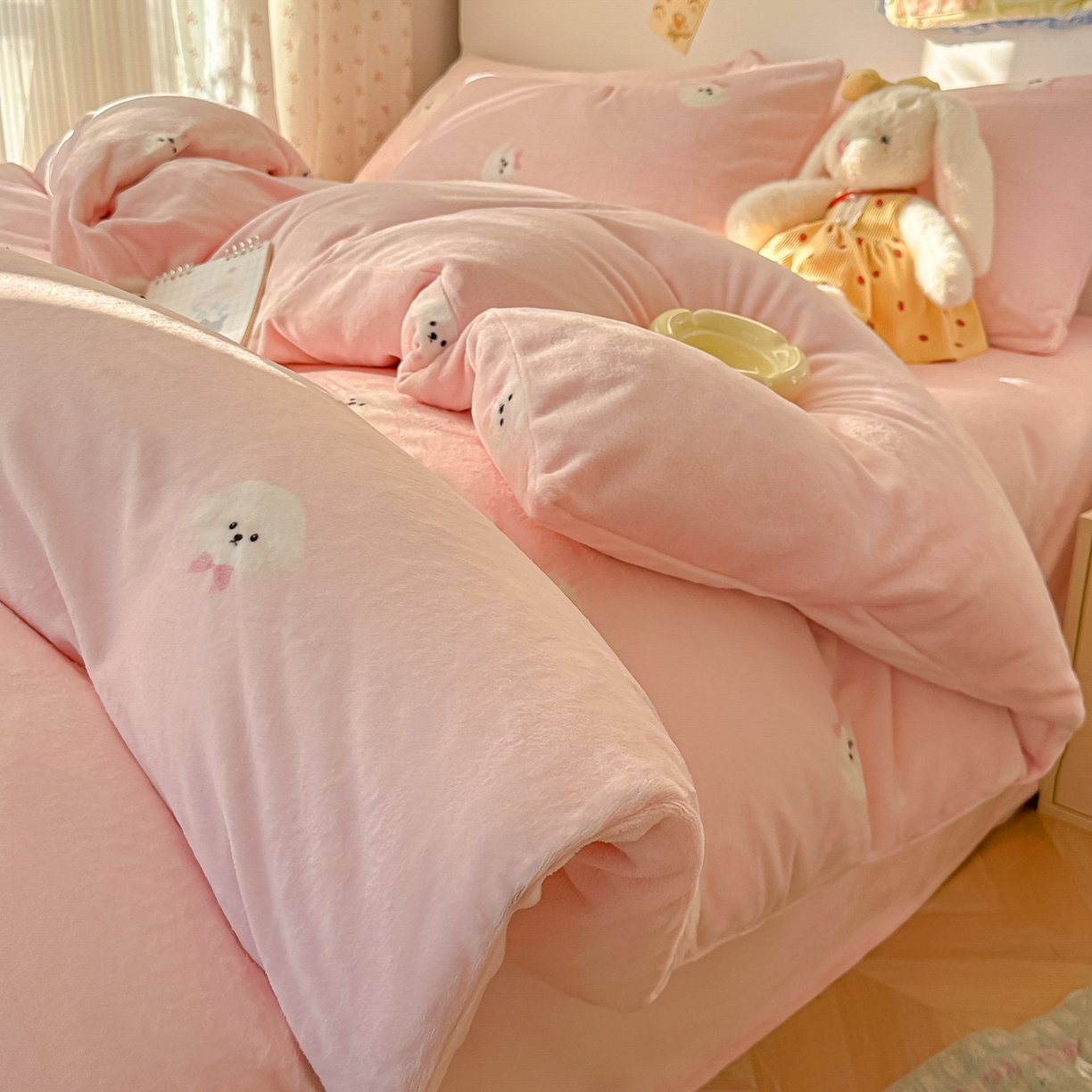 91家纺网 家纺一手货源 找家纺 韩巢家纺 2025新款双面高克重牛奶绒被套单件被罩 绒绒小狗-粉
