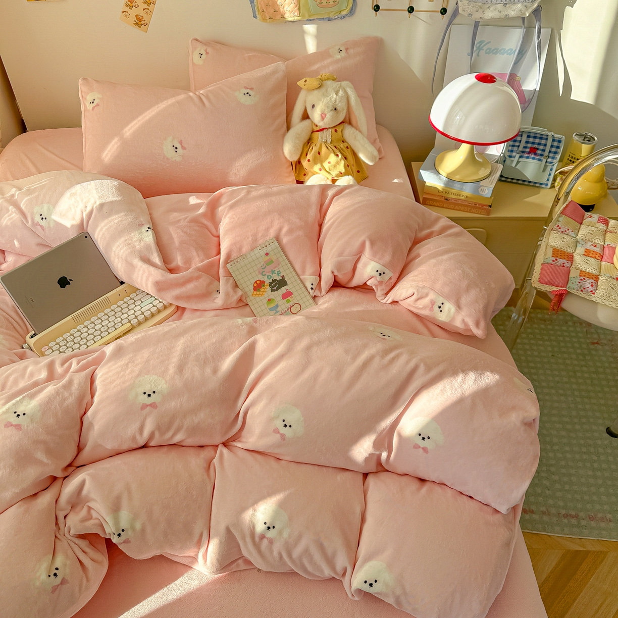 91家纺网 家纺一手货源 找家纺 韩巢家纺 2025新款双面高克重牛奶绒被套单件被罩 绒绒小狗-粉