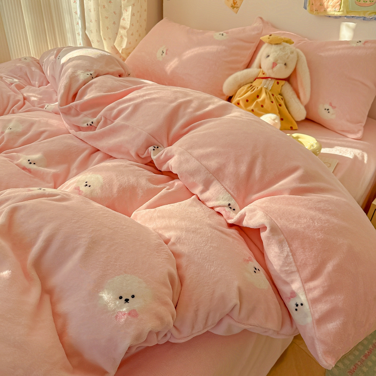 91家纺网 家纺一手货源 找家纺 韩巢家纺 2025新款双面高克重牛奶绒被套单件被罩 绒绒小狗-粉