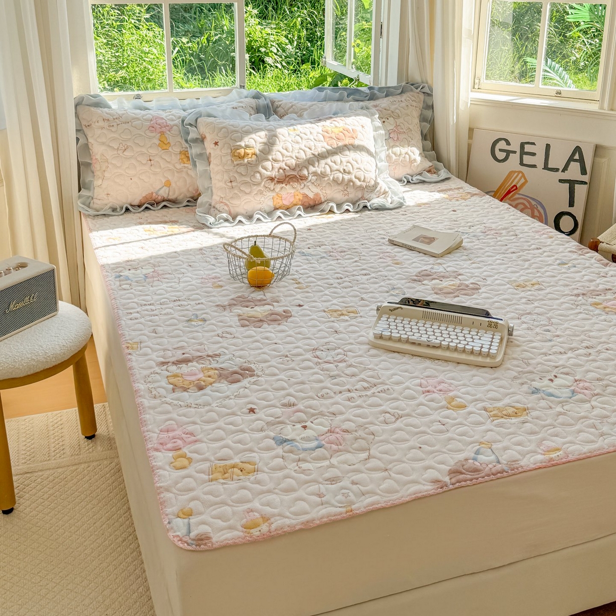 91家纺网 家纺一手货源 找家纺 禧缘家纺（原梦想家） 2025新款牛奶绒三角针绑带款夹棉床笠床单 猫咪心事-绑带款