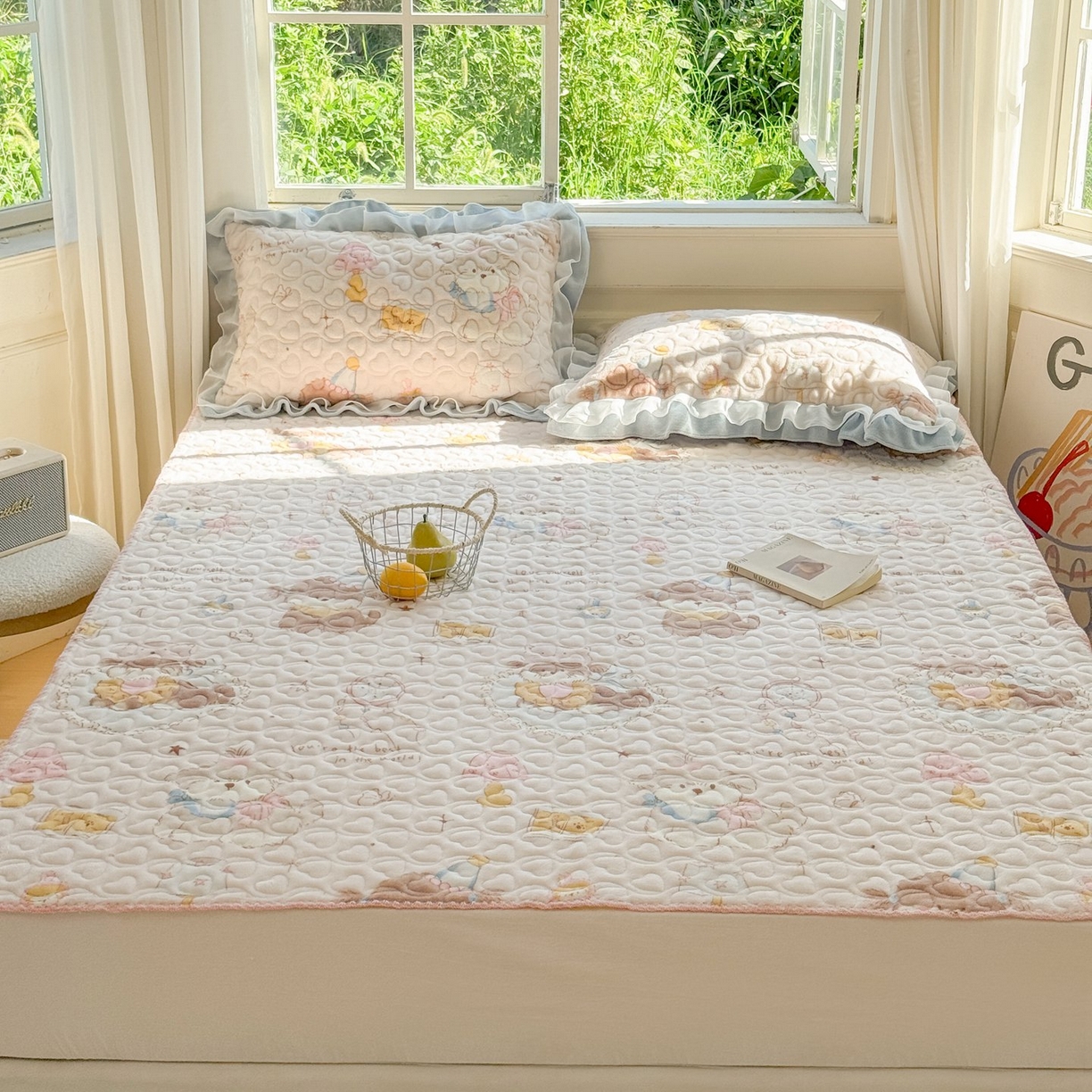 91家纺网 家纺一手货源 找家纺 禧缘家纺（原梦想家） 2025新款牛奶绒三角针绑带款夹棉床笠床单 猫咪心事-绑带款