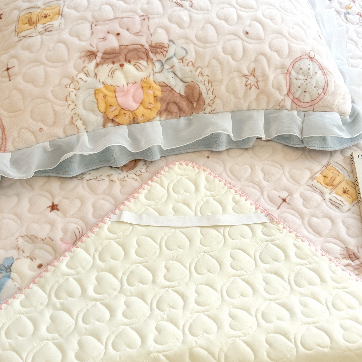 91家纺网 家纺一手货源 找家纺 禧缘家纺（原梦想家） 2025新款牛奶绒三角针绑带款夹棉床笠床单 猫咪心事-绑带款