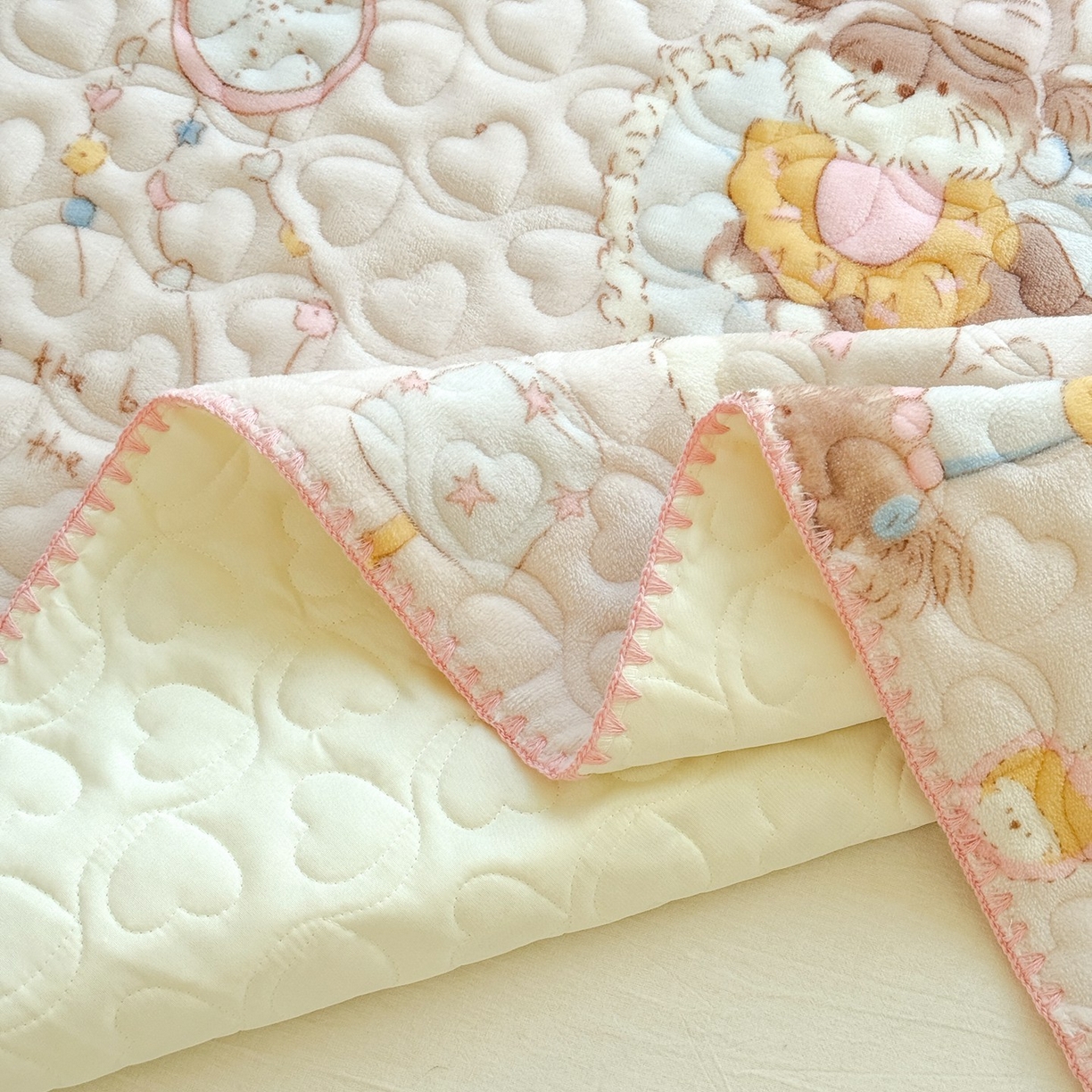 91家纺网 家纺一手货源 找家纺 禧缘家纺（原梦想家） 2025新款牛奶绒三角针绑带款夹棉床笠床单 猫咪心事-绑带款