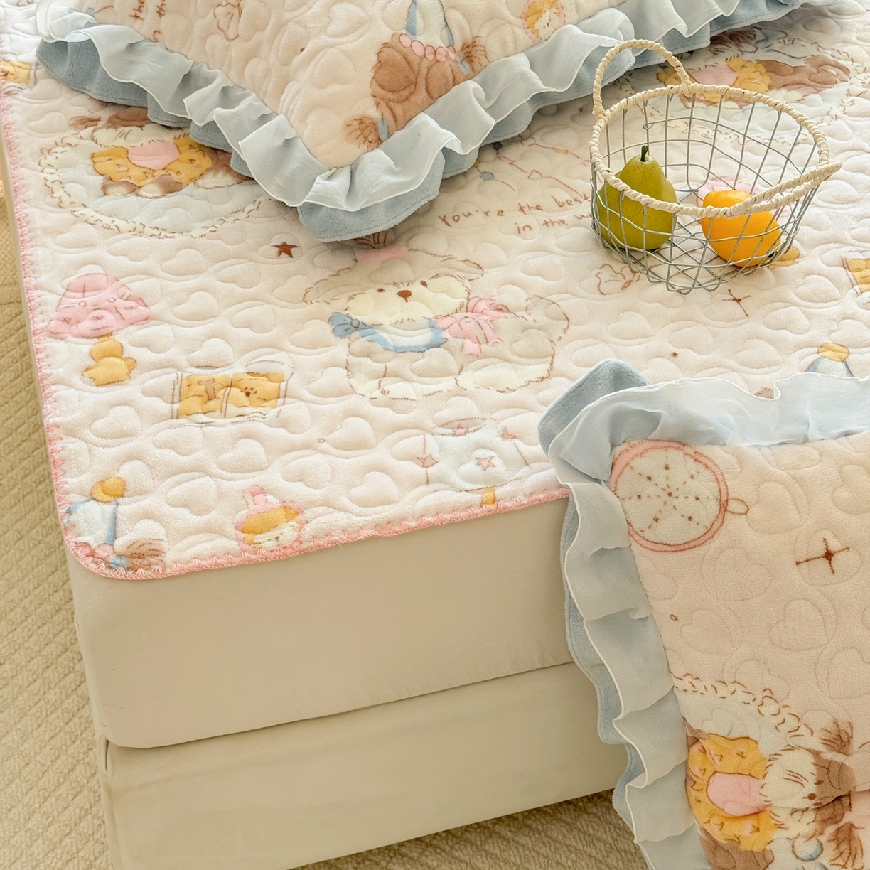 91家纺网 家纺一手货源 找家纺 禧缘家纺（原梦想家） 2025新款牛奶绒三角针绑带款夹棉床笠床单 猫咪心事-绑带款