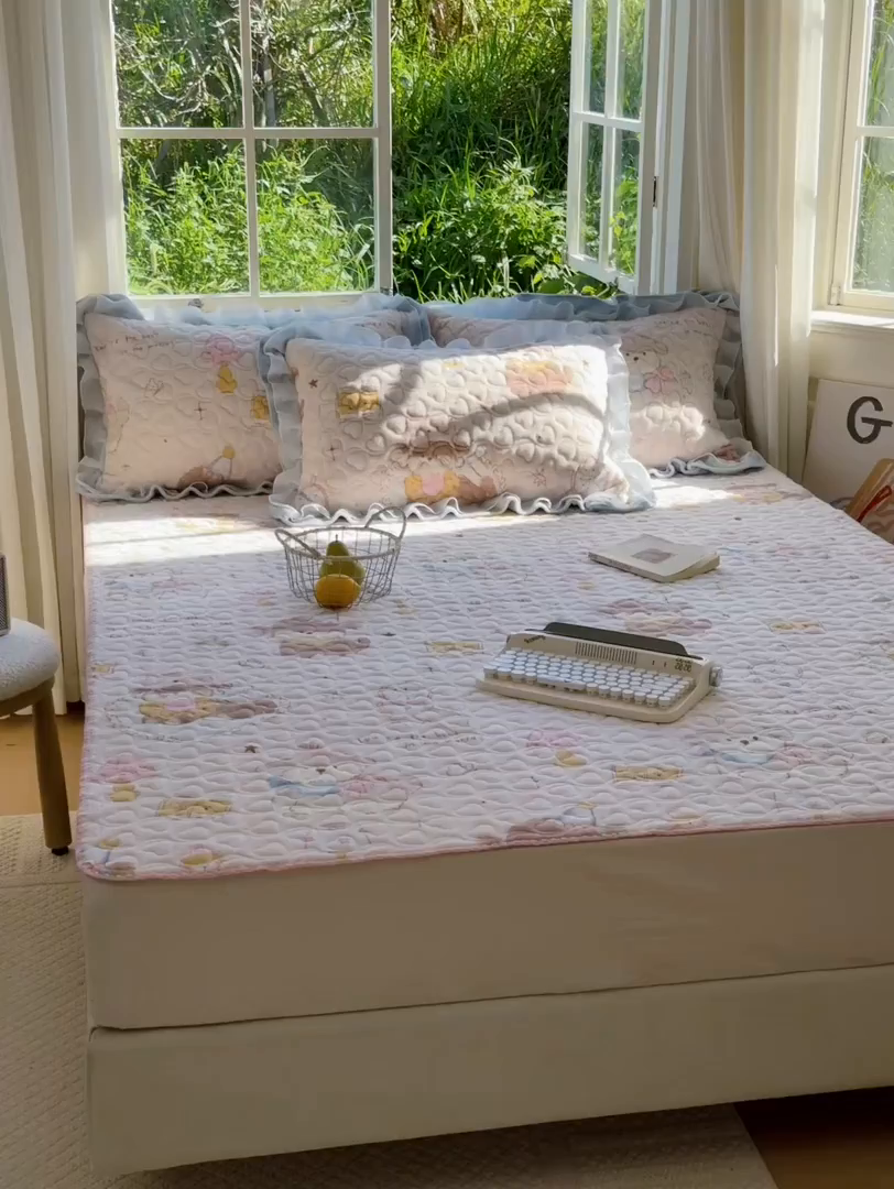 91家纺网 家纺一手货源 找家纺 禧缘家纺（原梦想家） 2025新款牛奶绒三角针绑带款夹棉床笠床单 猫咪心事-绑带款