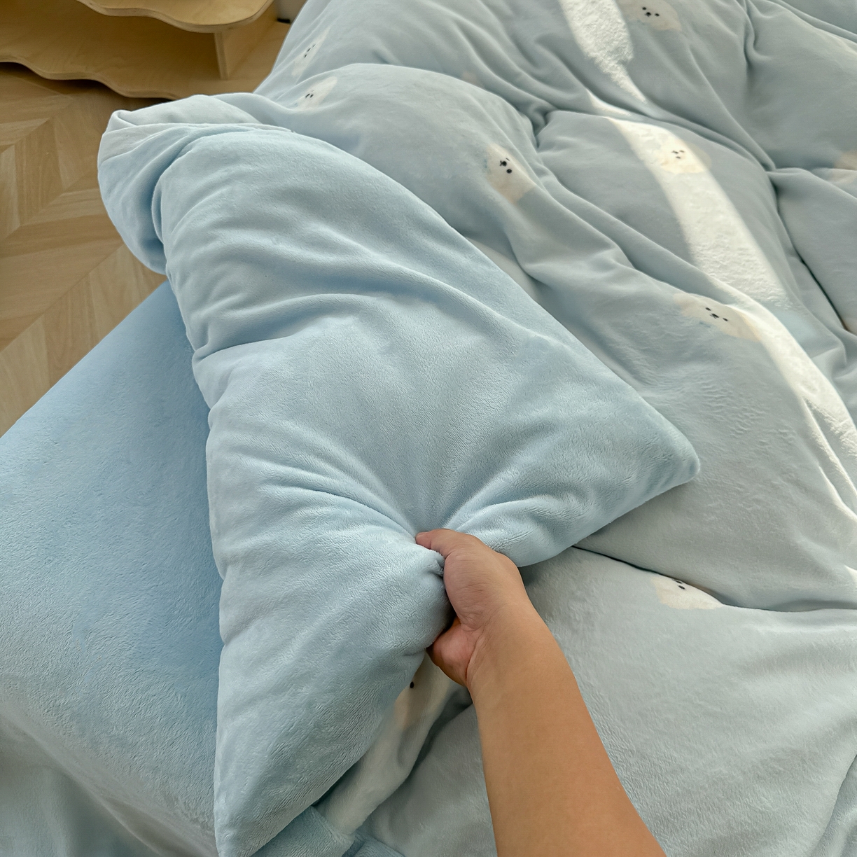 91家纺网 家纺一手货源 找家纺 韩巢家纺 2025新款双面高克重牛奶绒被套单件被罩 绒绒小狗-蓝