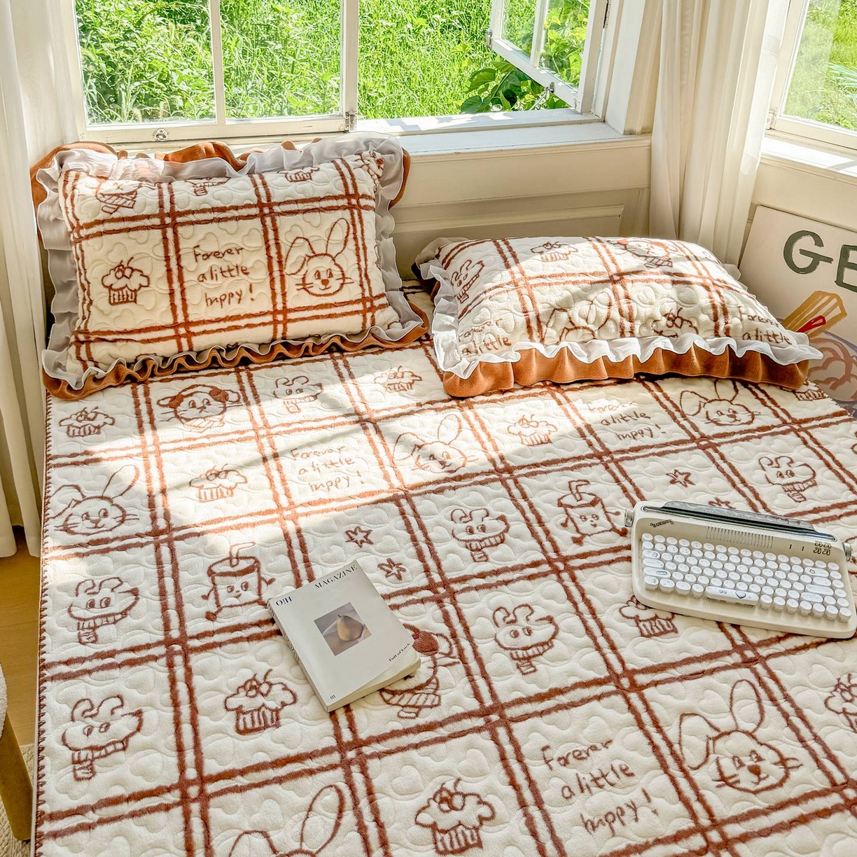 91家纺网 家纺一手货源 找家纺 禧缘家纺（原梦想家） 2025新款牛奶绒三角针绑带款夹棉床笠床单 摩卡小镇-绑带款